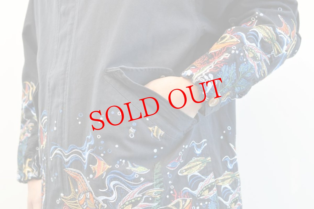 画像4: go slow caravan ライトキャンパス　パネル刺繍モッズコート　NAVY　メンズ　人気　通販 (4)